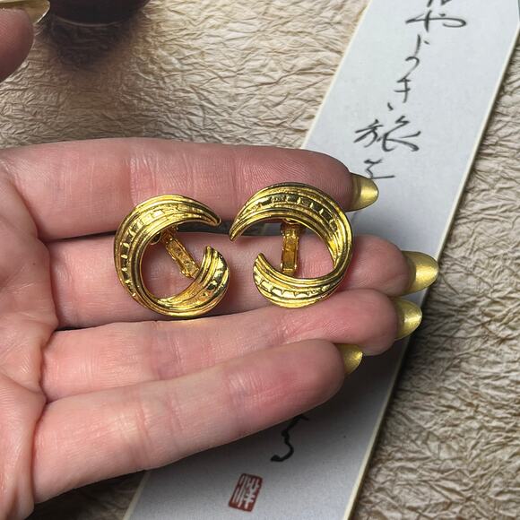 Vintage Goldette Designer Gold Tone Swirl Clip On Earrings - Picture 2 of 7